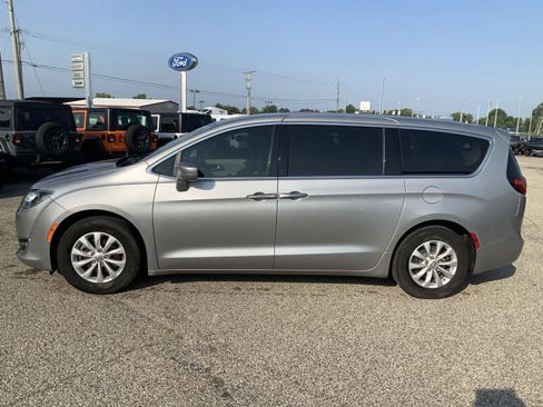 Used 2018 Chrysler Pacifica Touring Plus FWD image 10