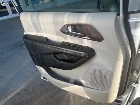 Used 2023 Chrysler Voyager LX FWD image 23