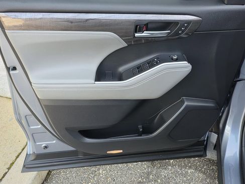 Used 2023 Toyota Highlander Limited image 36