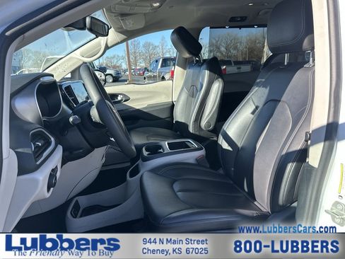 Used 2024 Chrysler Pacifica Touring-L image 11