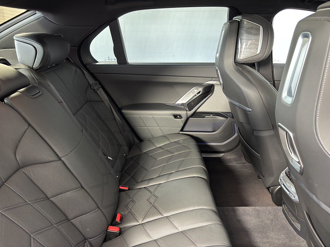 Used 2023 BMW i7 xDrive60 AWD/4WD image 29
