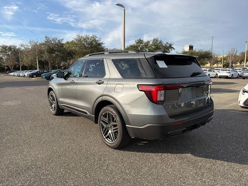 Used 2025 Ford Explorer ST-Line w/ ST-Line Street Pack image 3