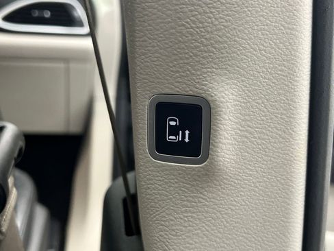 Used 2020 Chrysler Pacifica Touring-L image 24