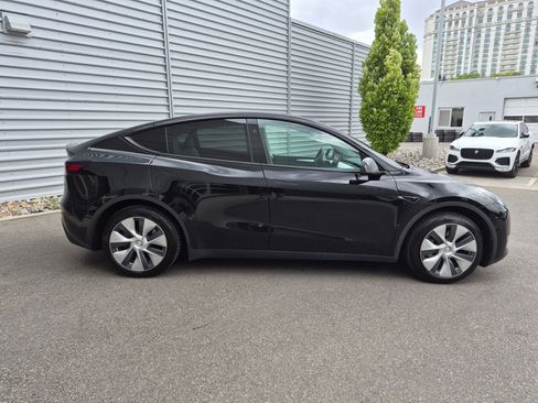 Used 2024 Tesla Model Y Long Range AWD/4WD image 2