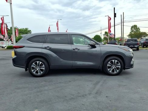 Used 2023 Toyota Highlander XLE FWD image 3
