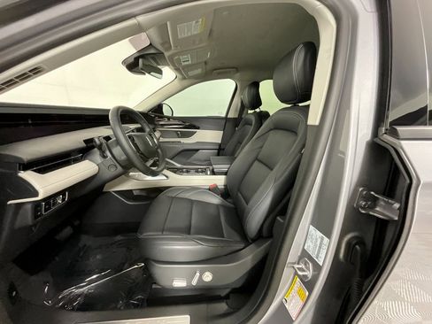 Used 2025 Lincoln Nautilus Premier image 16