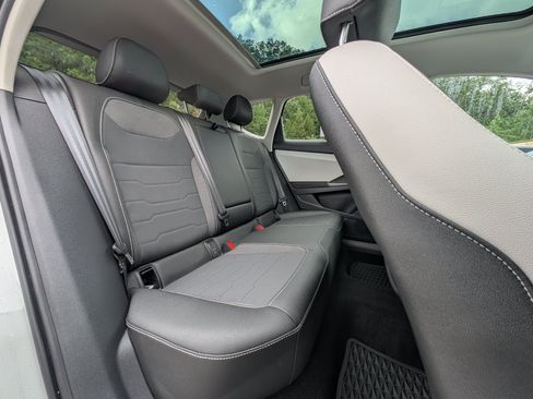 Used 2025 Volkswagen Taos SE w/ Panoramic Sunroof Package FWD image 20