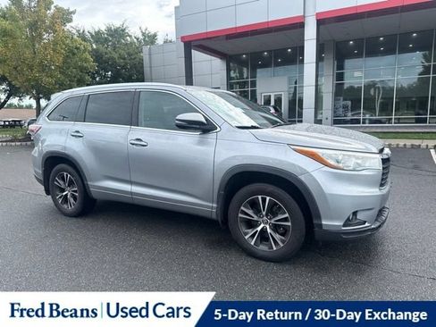 Used 2016 Toyota Highlander XLE AWD/4WD image 3