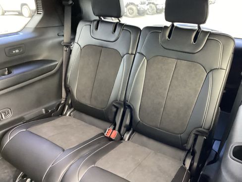 New 2025 Jeep Grand Cherokee L Laredo image 11