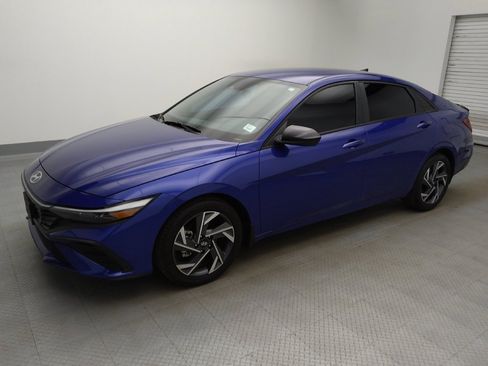 Used 2025 Hyundai Elantra Sport FWD image 2