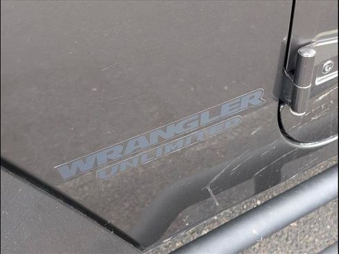 Used 2017 Jeep Wrangler Unlimited Sahara AWD/4WD image 8