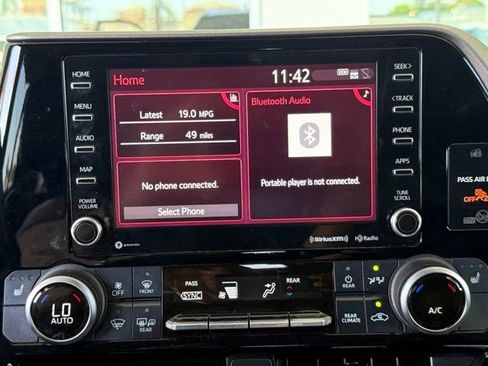 Certified 2022 Toyota Highlander XLE image 32