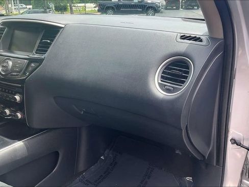 Used 2018 Nissan Pathfinder SV FWD image 16