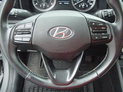 Used 2022 Hyundai Venue Limited image 13