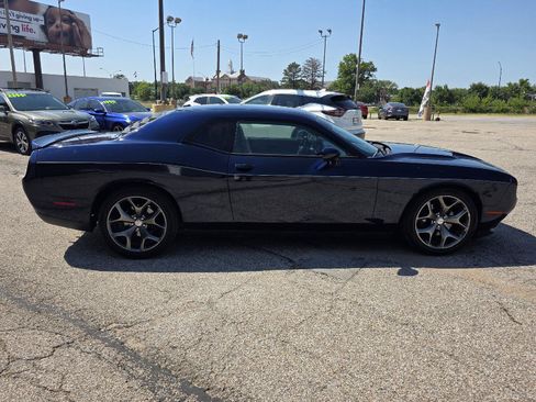 Used 2015 Dodge Challenger SXT RWD image 4