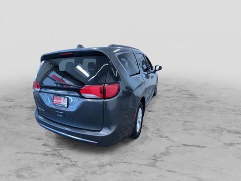 Used 2017 Chrysler Pacifica Touring-L FWD image 10