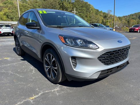 Used 2022 Ford Escape SE w/ SE Sport Appearance Package image 1