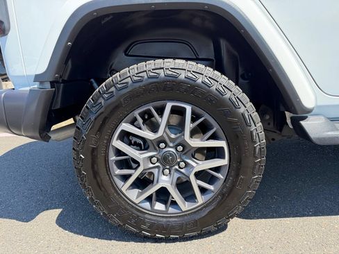 Used 2024 Jeep Wrangler Unlimited Sahara AWD/4WD image 9
