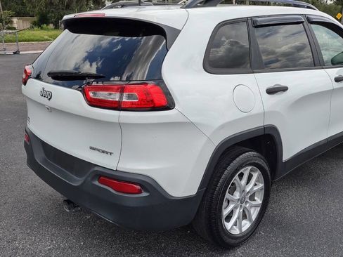 Used 2017 Jeep Cherokee Sport image 4