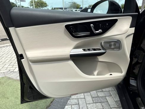 Used 2025 Mercedes-Benz GLC 300 image 17