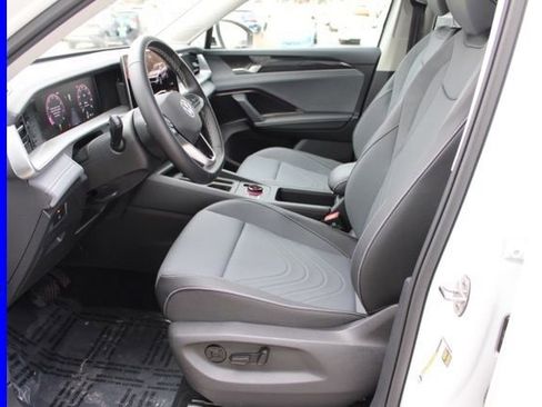 Used 2025 Volkswagen Tiguan SE image 16