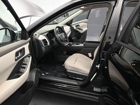 Used 2025 Nissan Rogue SV FWD image 12