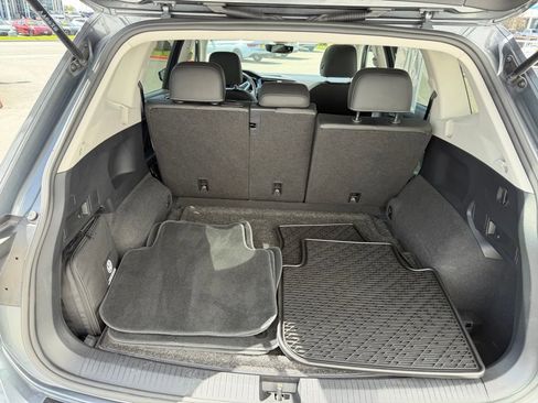 Used 2023 Volkswagen Tiguan SE w/ Panoramic Sunroof Package AWD/4WD image 29