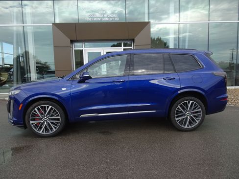 Used 2023 Cadillac XT6 Sport w/ Technology Package AWD/4WD image 2
