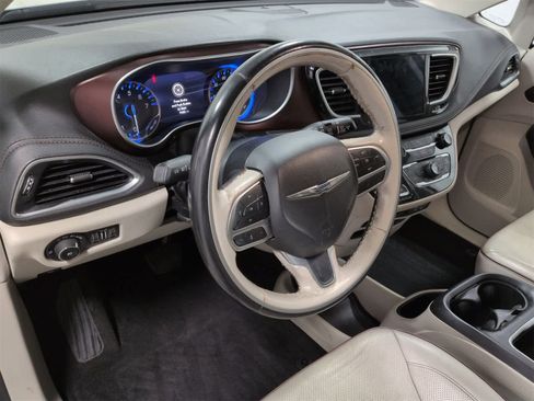 Certified 2020 Chrysler Pacifica Limited image 10