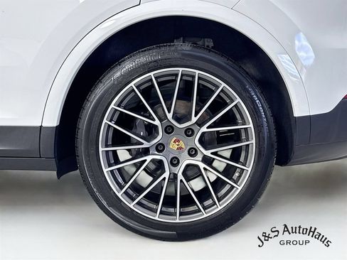 Used 2023 Porsche Cayenne w/ Premium Package AWD/4WD image 40