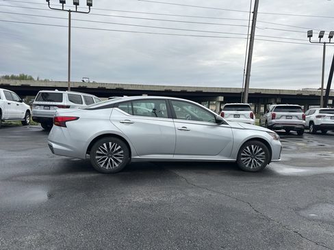 Used 2024 Nissan Altima 2.5 SV image 4