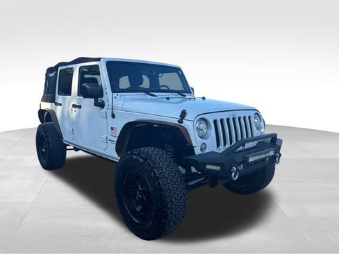 Used 2018 Jeep Wrangler Unlimited Sahara w/ Connectivity Group AWD/4WD image 6