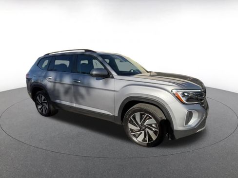 Used 2025 Volkswagen Atlas SE image 2