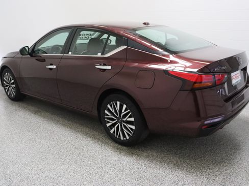 Used 2025 Nissan Altima 2.5 SV FWD image 9