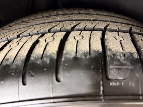 Used 2024 Tesla Model Y Performance image 33