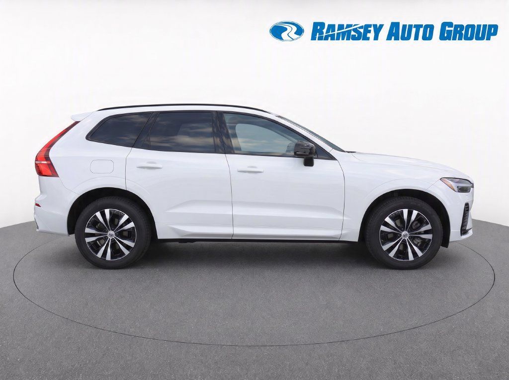 Used 2024 Volvo XC60 B5 Core AWD/4WD image 8
