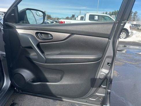 Used 2020 Nissan Rogue Sport S image 11