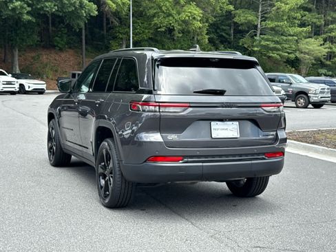 Used 2023 Jeep Grand Cherokee Limited w/ Luxury Tech Group II RWD image 3