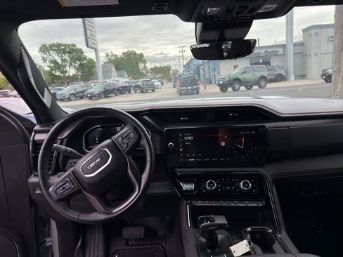 Used 2024 GMC Sierra 1500 AT4 w/ Technology Package AWD/4WD image 7