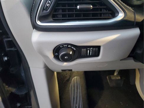 Certified 2022 Chrysler Pacifica Limited FWD image 25