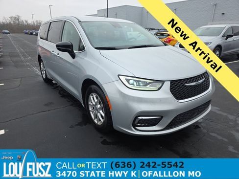 Used 2024 Chrysler Pacifica Touring-L image 1