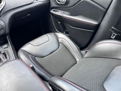 Used 2021 Jeep Cherokee Trailhawk image 15