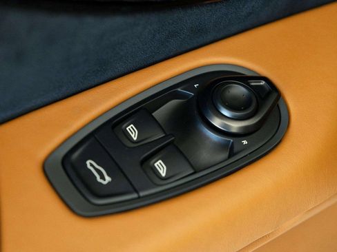 Used 2025 Aston Martin V8 Vantage Coupe RWD image 25