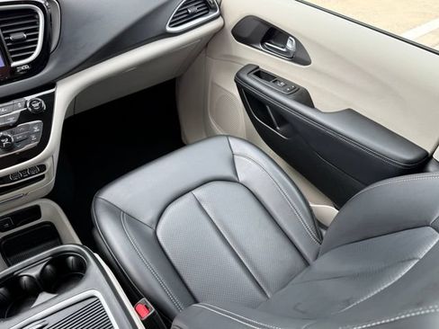 Used 2023 Chrysler Pacifica Touring-L FWD image 20