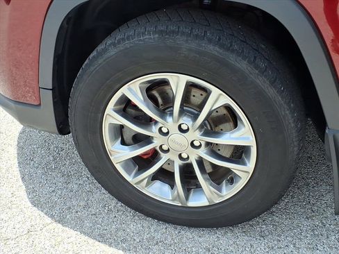 Used 2019 Jeep Cherokee Latitude Plus w/ Comfort/Convenience Group AWD/4WD image 21