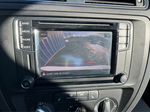 Used 2017 Volkswagen Jetta SE image 16