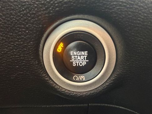 Used 2019 Chrysler Pacifica Limited w/ Advanced Safetytec Group FWD image 25