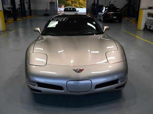Used 2000 Chevrolet Corvette Coupe w/ Roof Pkg image 2
