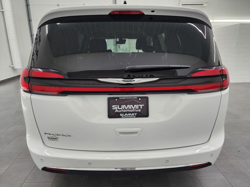 Used 2024 Chrysler Pacifica Touring-L image 26