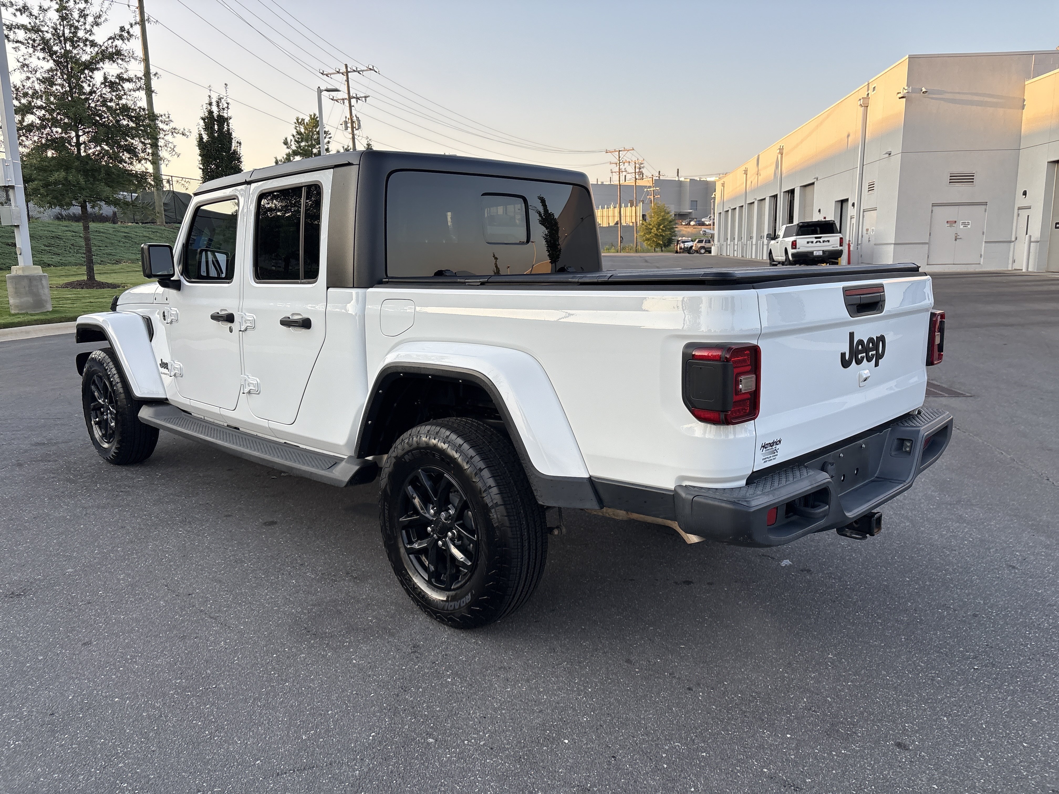 Used 2023 Jeep Gladiator Sport AWD/4WD image 7